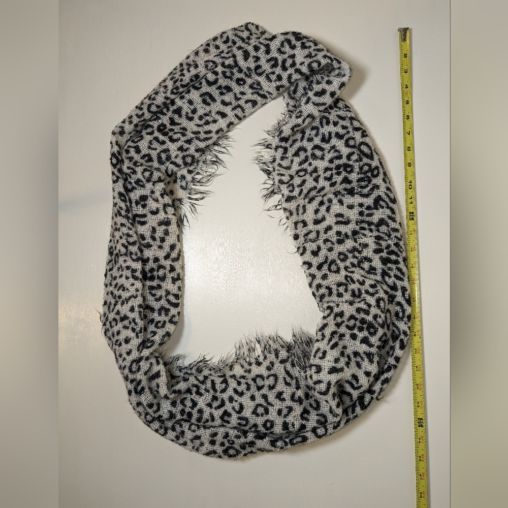 Knit Tube Scarf White w/ Black Leopard Print